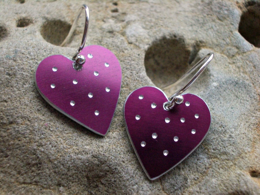 Heart earrings in plum with spots