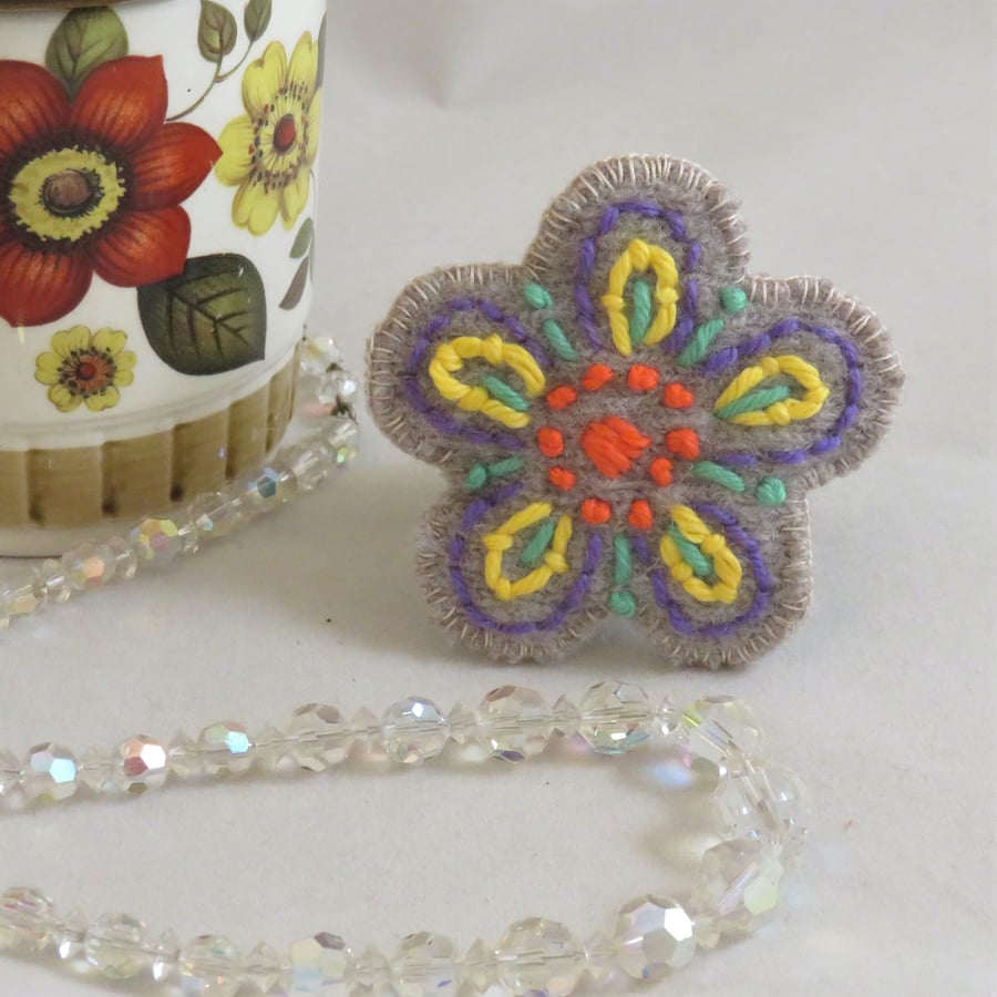 Brooch - Beige Wool Flower Medium