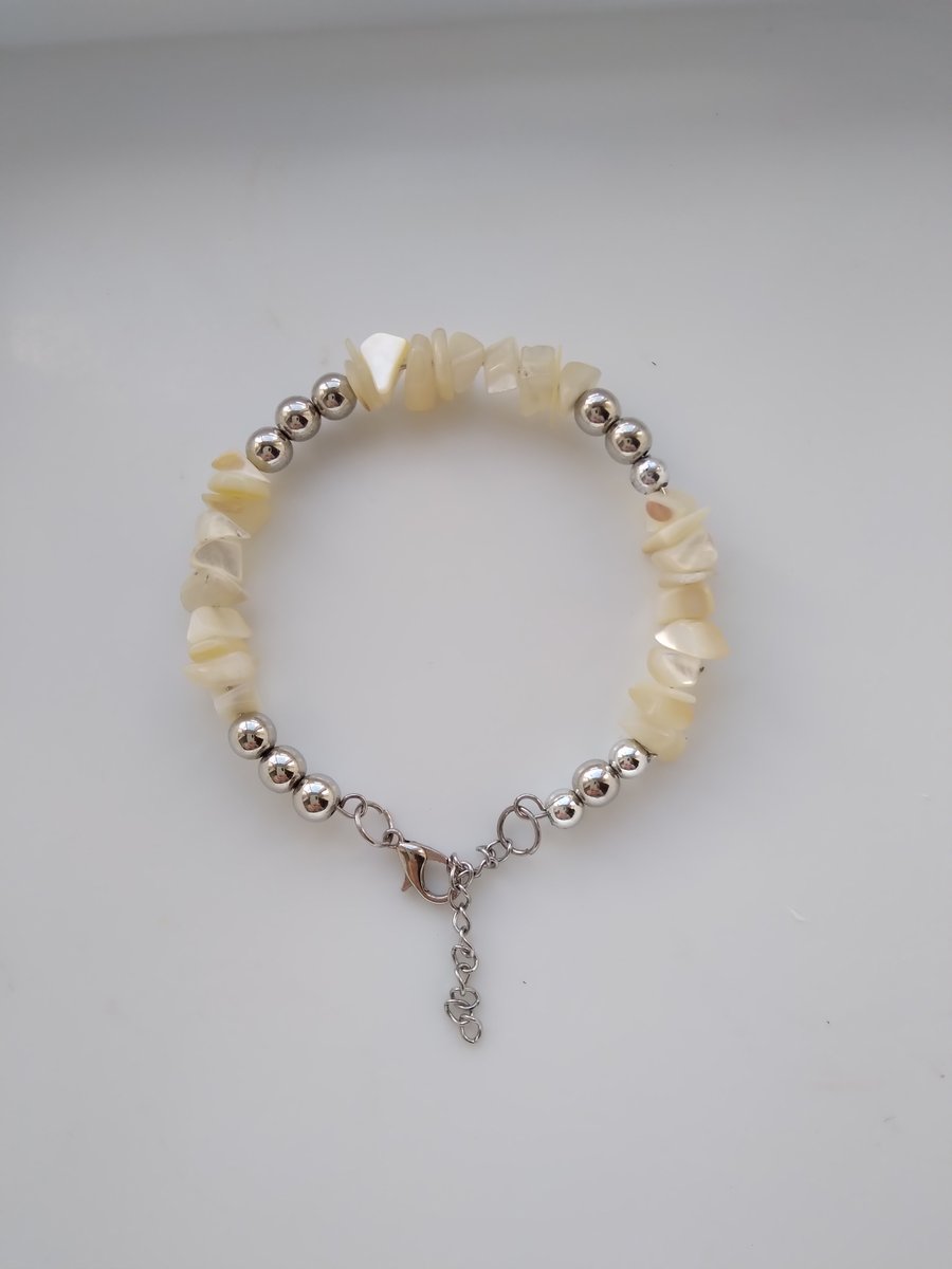 Memory Wired Pearl Coloured Chipped Bracelet