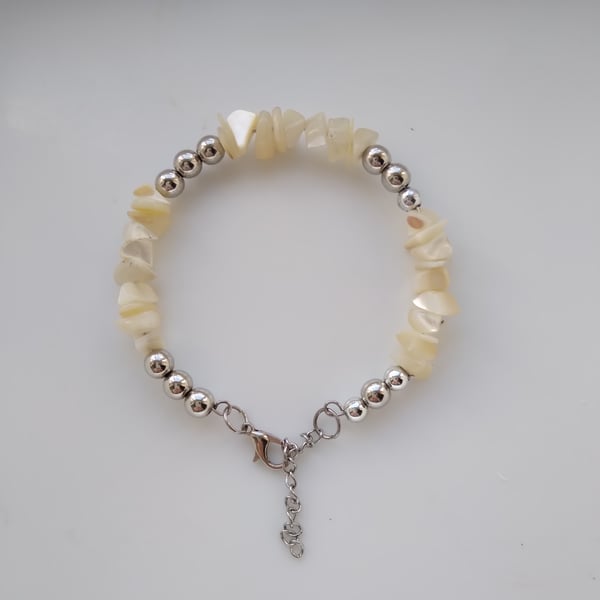 Memory Wired Pearl Coloured Chipped Bracelet