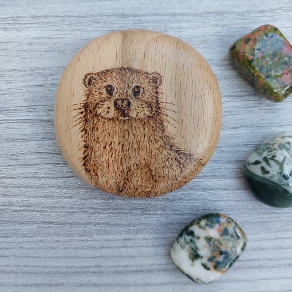 Otter wooden pebble ornament 