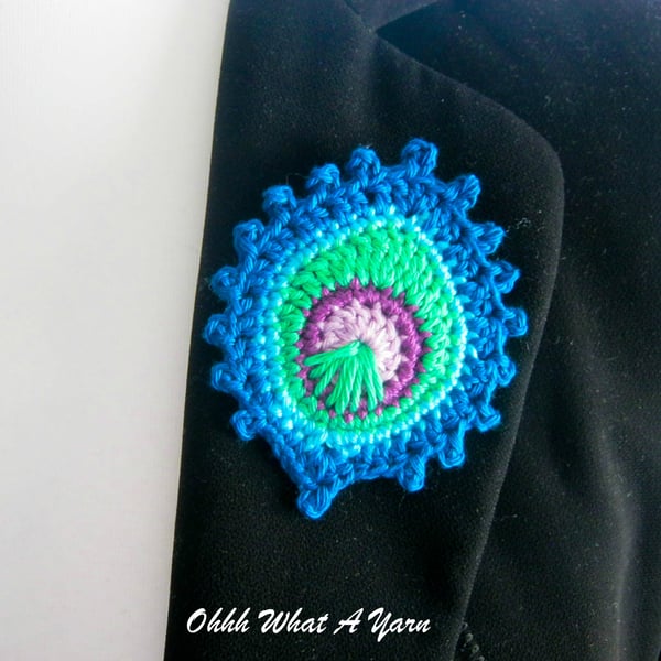 Crochet peacock feather brooch, peacock badge, peacock pin.