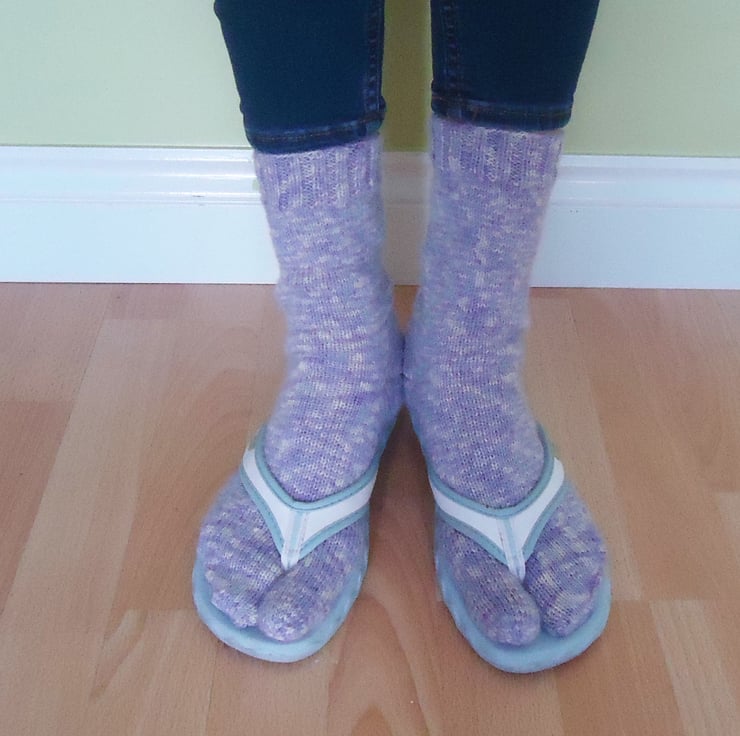 Toe socks flip deals flops