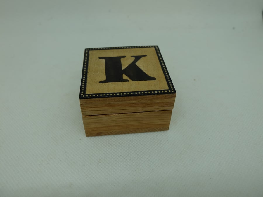 Small lidded box with veneered letter K to lid