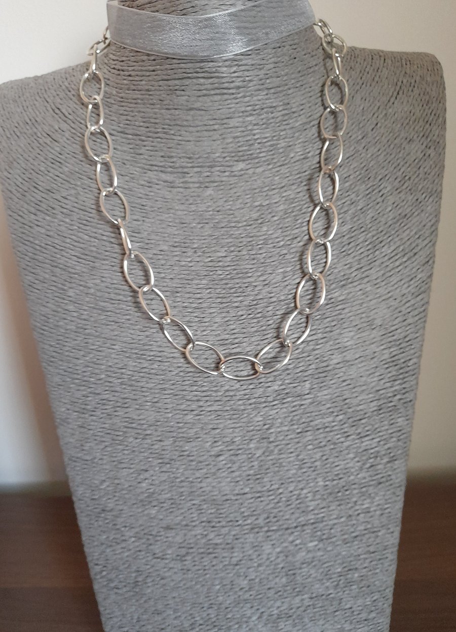 SILVER PLATED CHAIN LINK NECKLACE.