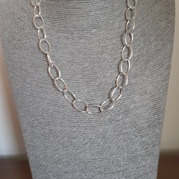 SILVER PLATED CHAIN LINK NECKLACE.