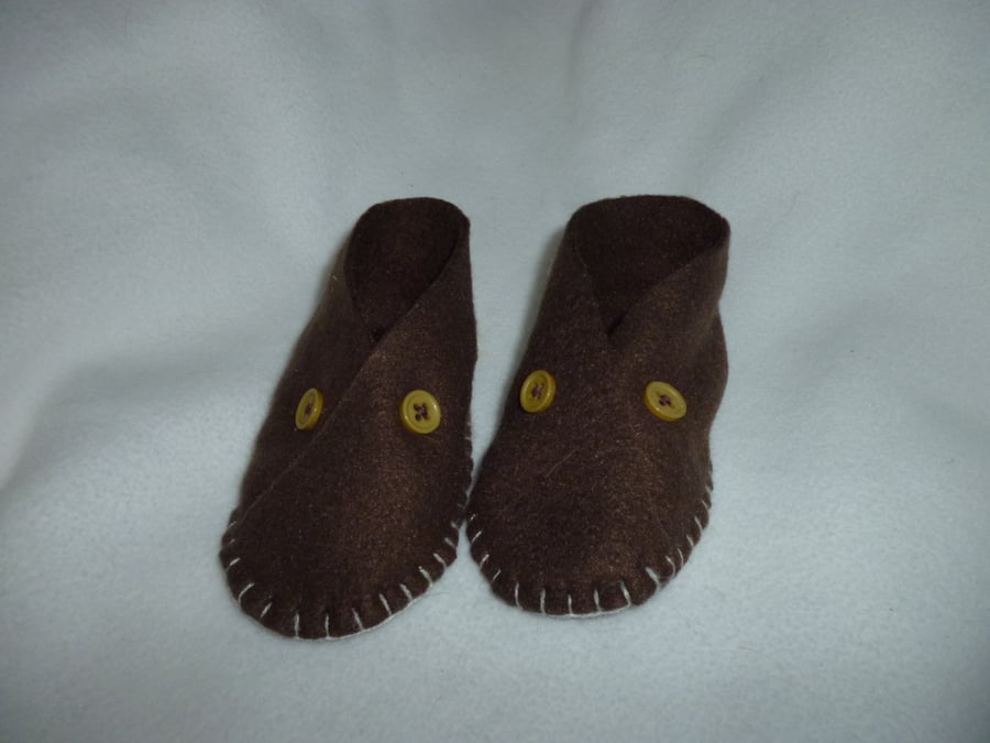 Handstitched soft fleece baby shoes - brown