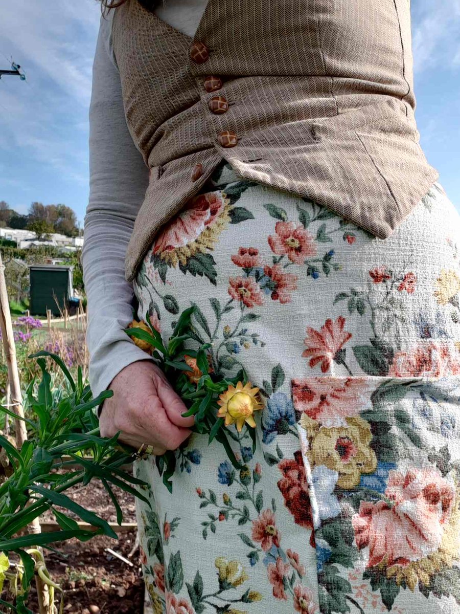 Autumn allotment long flowery skirt