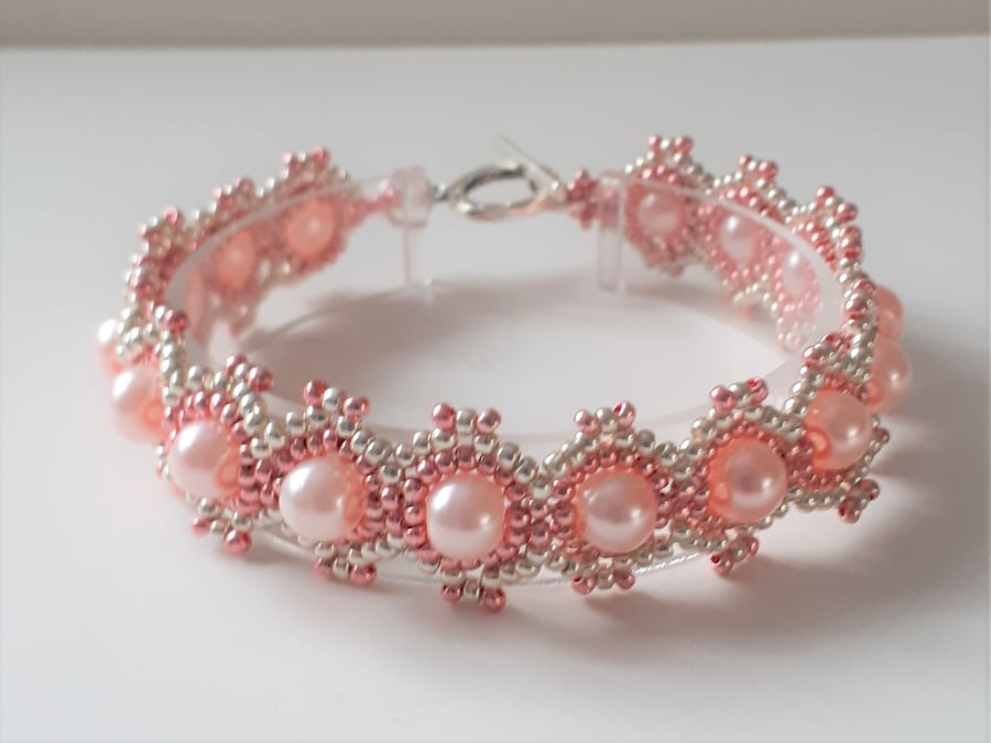 Pretty Pink Ombre beaded bracelet with pearls