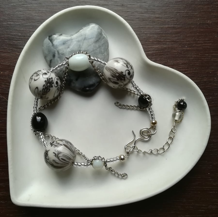 Black & White Floral bead bracelet with interwoven chain 