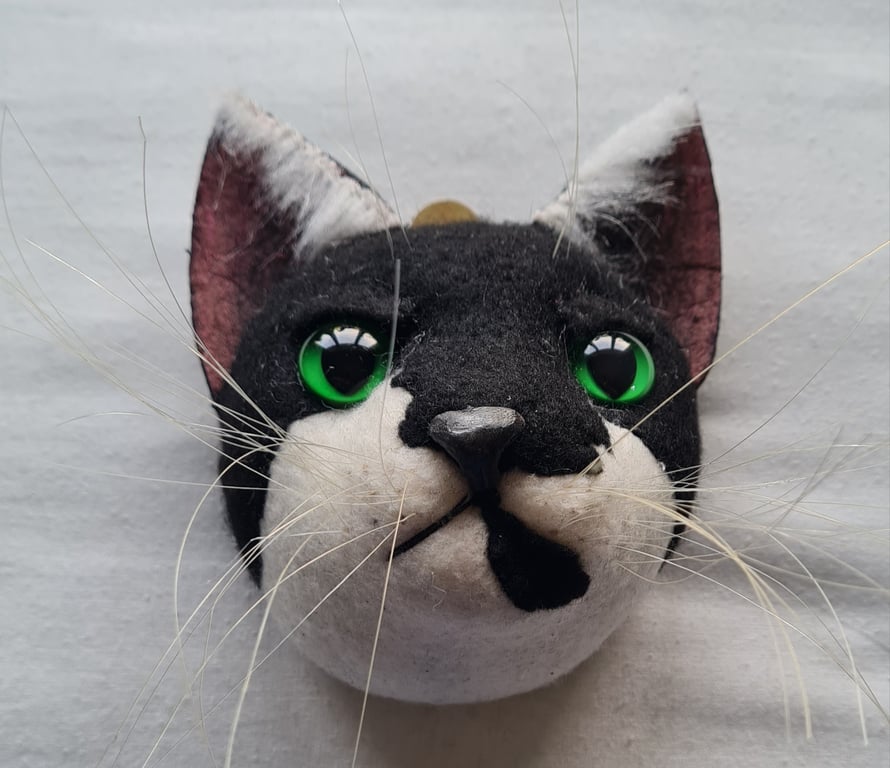 Lifesize felt tuxedo cat face wall mount 