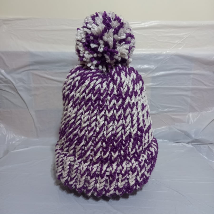 Soft & Warm Woolly Bobble Hat (purple & cream) – one size, to fit adult 
