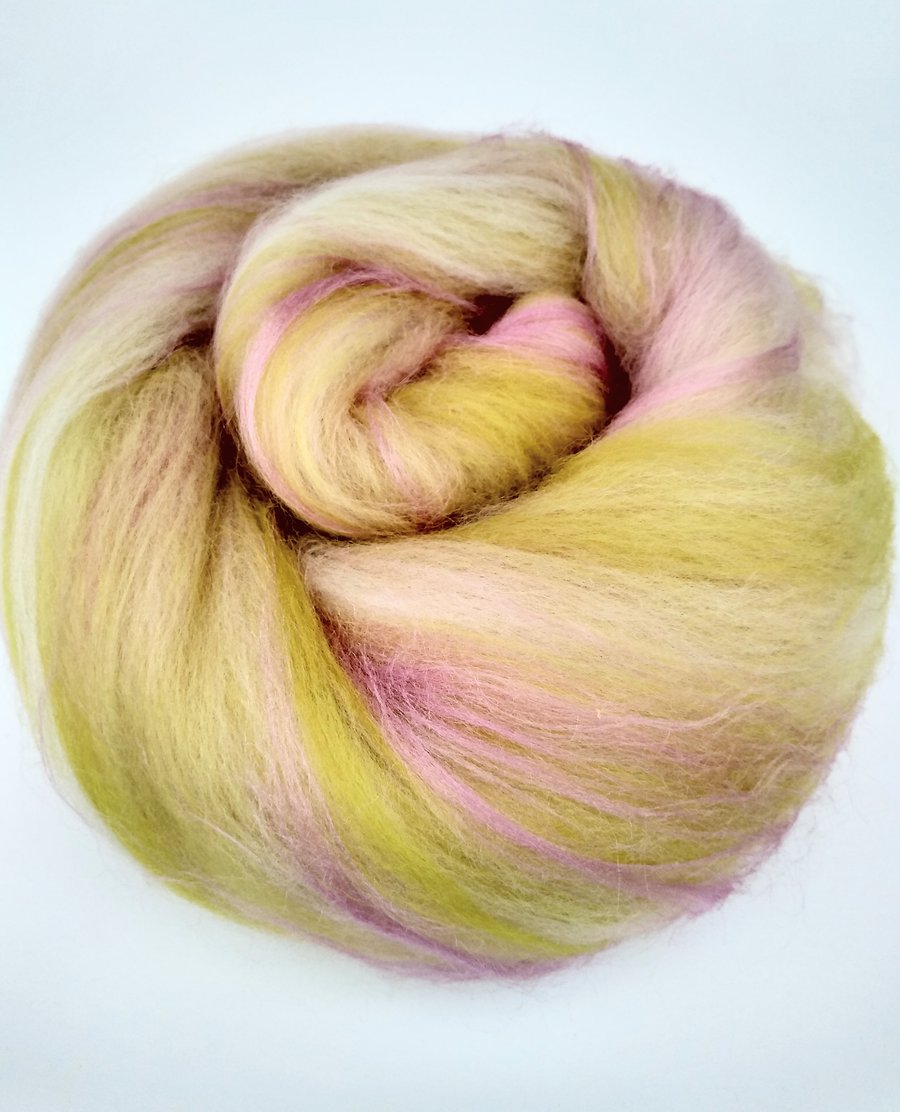 Pale green and pink merino wool batt. 50 g. Spinning and felting fibres.