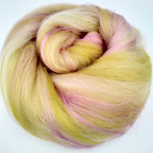 Pale green and pink merino wool batt. 50 g. Spinning and felting fibres.