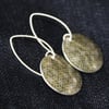Geo flower pattern disc earrings - pale gold