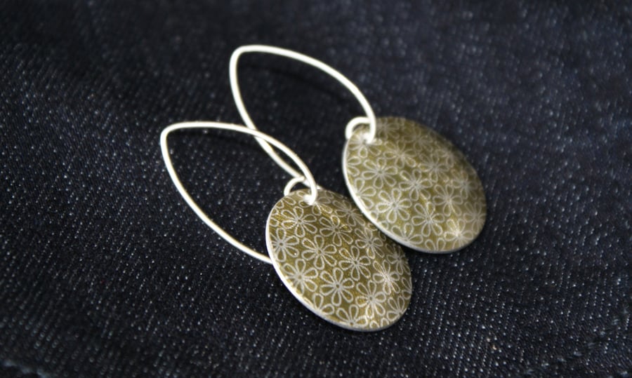 Geo flower pattern disc earrings - pale gold
