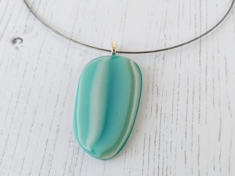 Seafoam Pebble Style Pendant and Choker