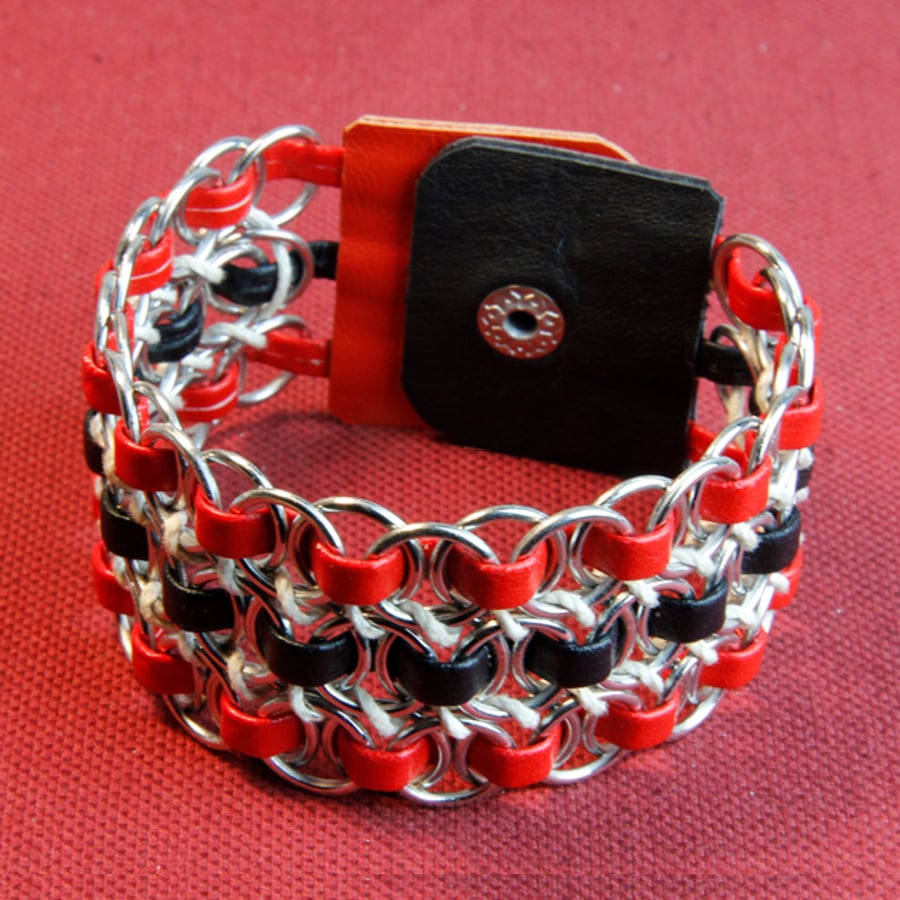 32 - A METAL AND LEATHER BRACELET