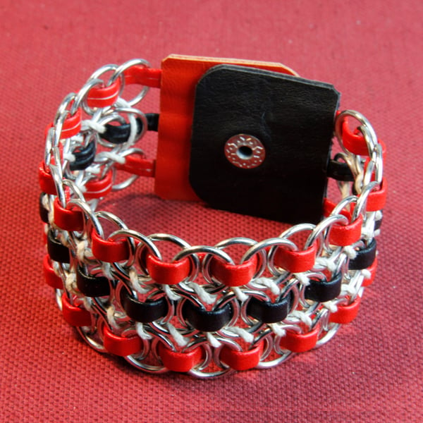 32 - A METAL AND LEATHER BRACELET
