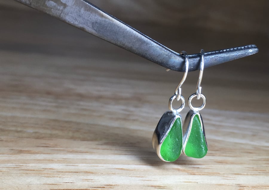 Welsh Handmade Emerald Green Sea Glass & Silver Small Dangle Earrings 