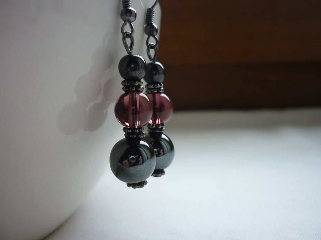 HEMATITE AND AMETHYST DROP EARRINGS.  746