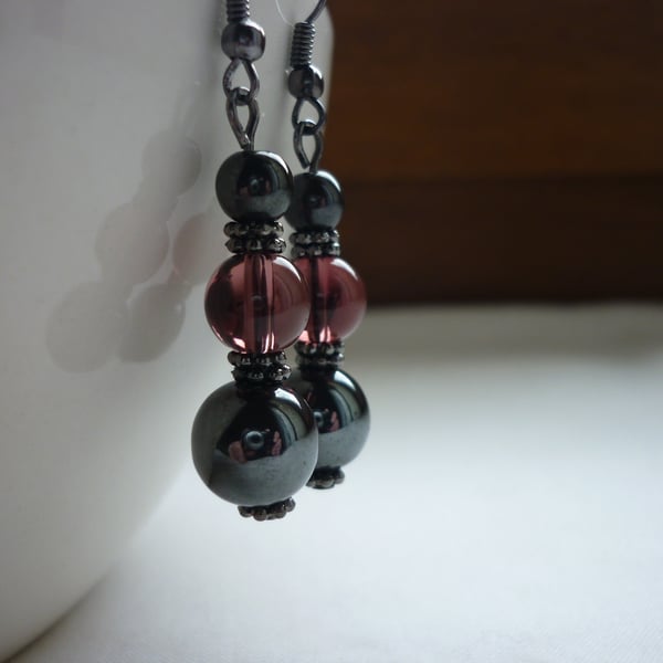 HEMATITE AND AMETHYST DROP EARRINGS.  746