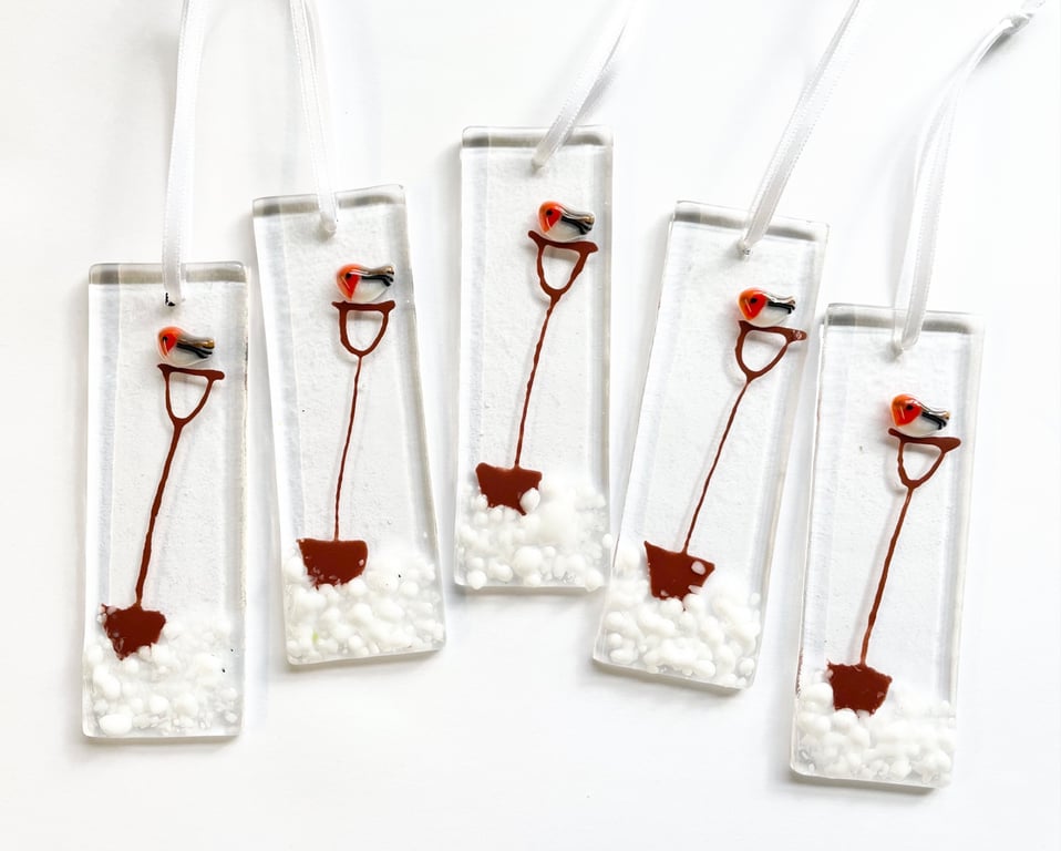Fused Glass Robin On A Spade Christmas Decoration Winter Snow Ornament Handmade 