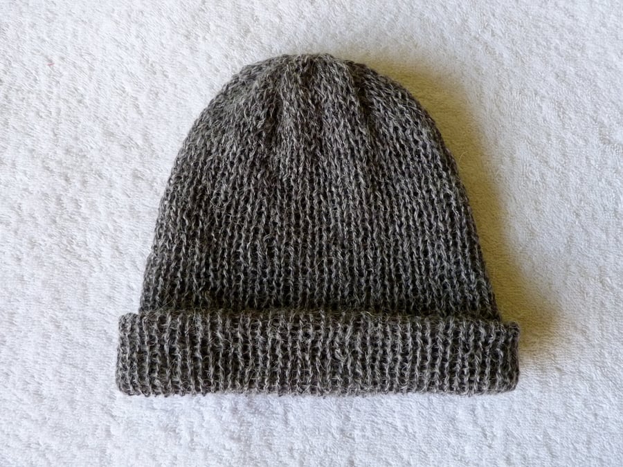 Beanie Style Hat in Pure Wool. Grey.