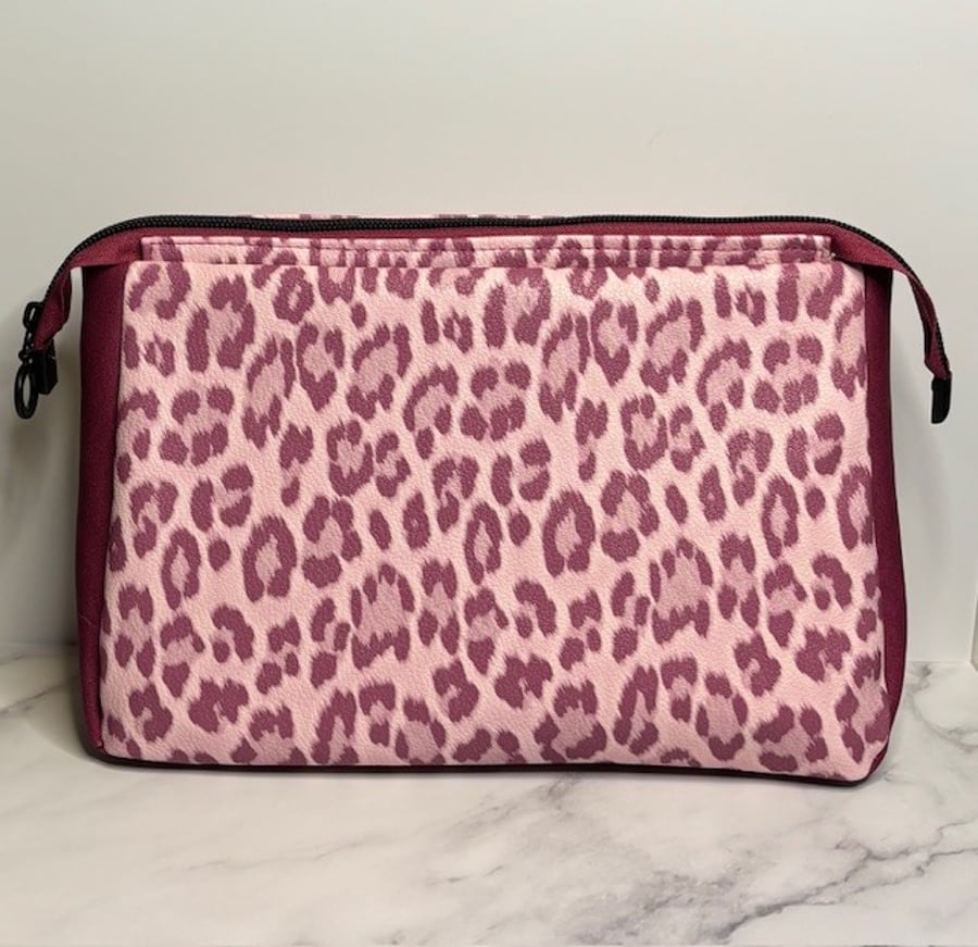 Medium faux leather toiletry bag