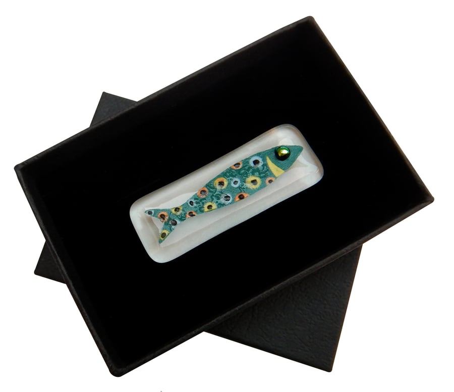 HANDMADE FUSED DICHROIC GLASS 'SARDINE, SARDINA' BROOCH.