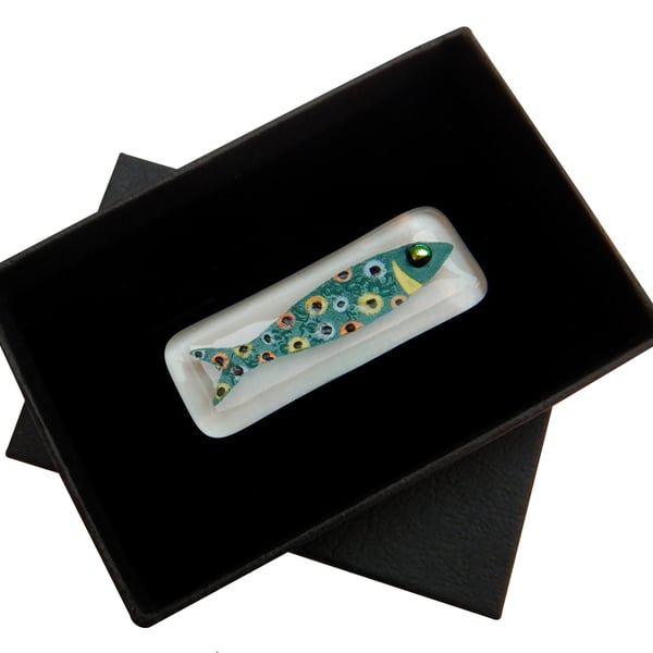 HANDMADE FUSED DICHROIC GLASS 'SARDINE, SARDINA' BROOCH.
