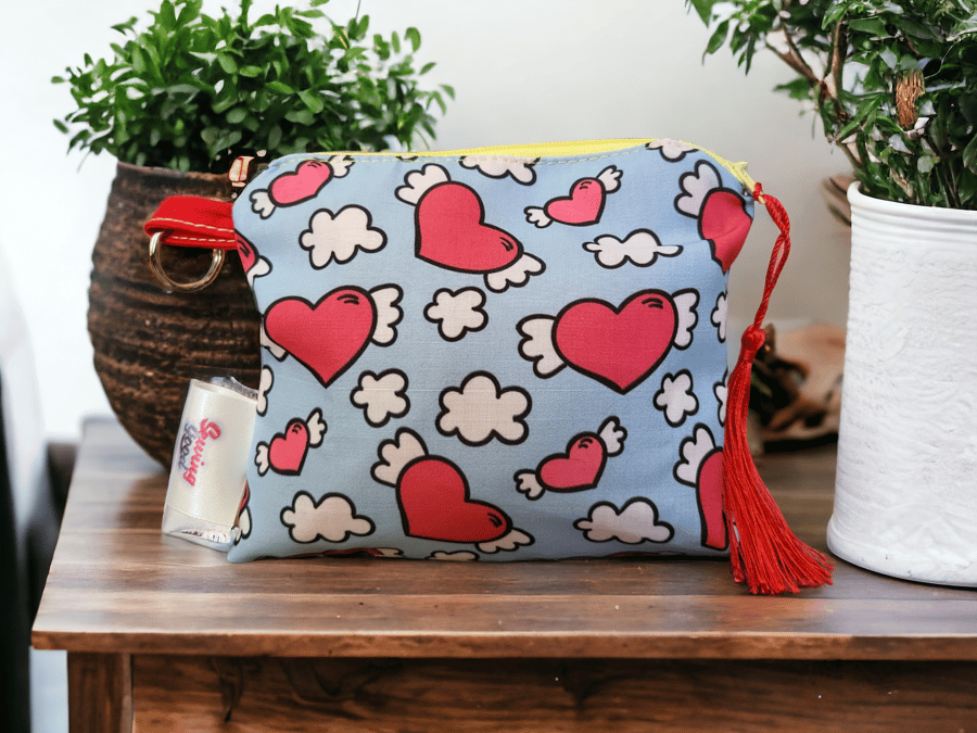 Flying hearts print zipper pouch bag 
