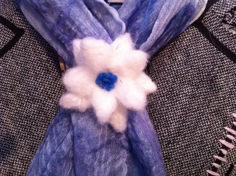 Scarf Clip (floral white)