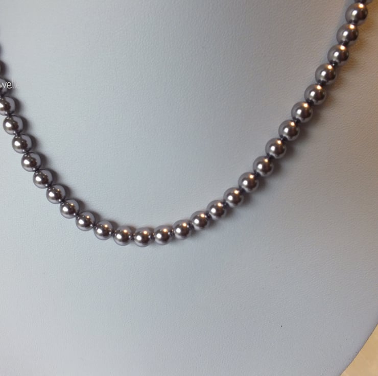 Mauve cheap pearl necklace