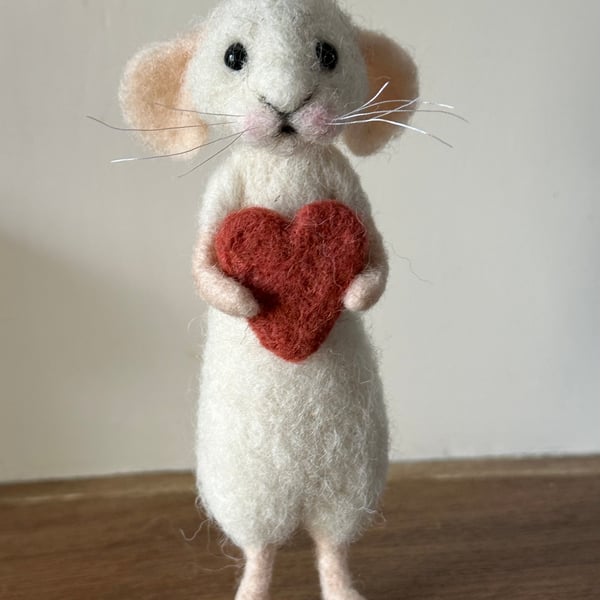 Mouse with heart