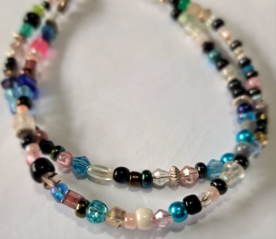 Clasped multicoloured wired double beaded bracelet