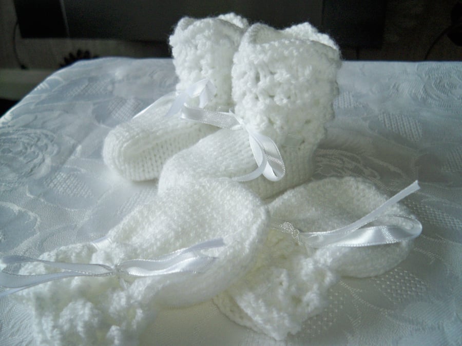  BEAUTIFUL HAND KNITTED BABY BOOTIES AND MITTENS 0-3MTHS