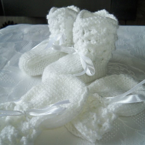  BEAUTIFUL HAND KNITTED BABY BOOTIES AND MITTENS 0-3MTHS