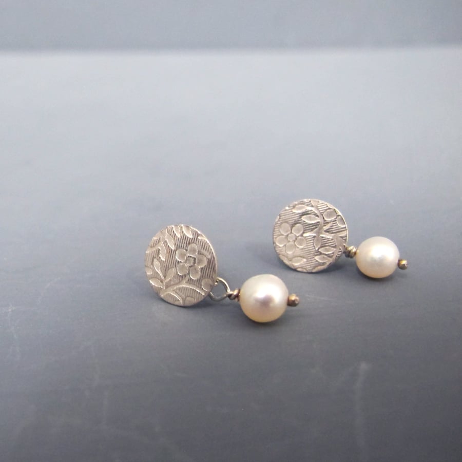 Pearl & Flower Pattern Circle SIlver Earrings
