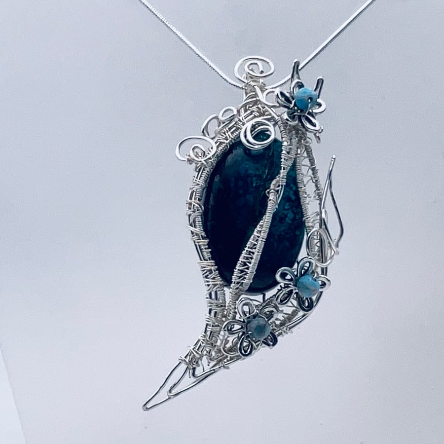 Blue appetite raindrop and flowers cabochon pendant