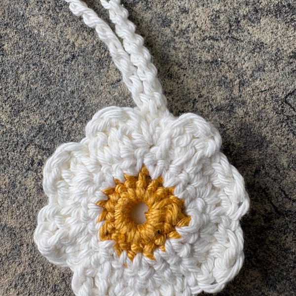 Daisy, daisy! Bag charm and trolley token