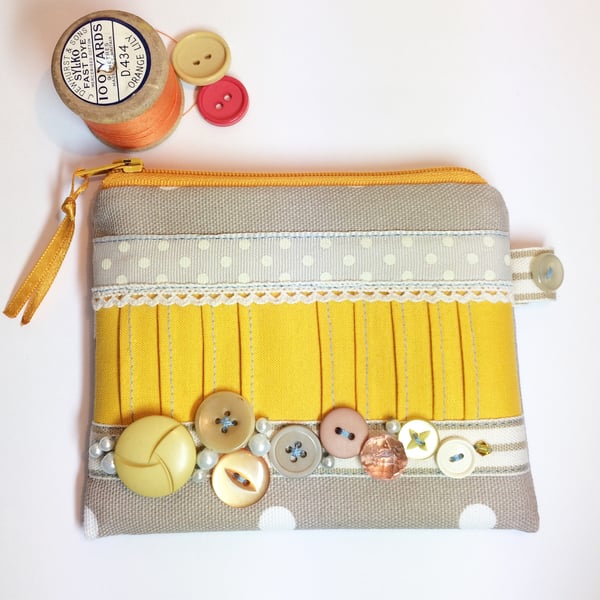 SALE Vintage Button Coin Purse