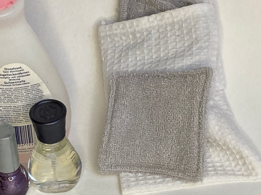 Reusable nail varnish remover wipes with optional storage bag