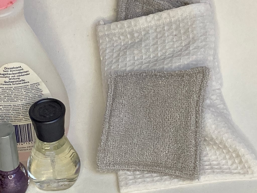 Reusable nail varnish remover wipes with optional storage bag
