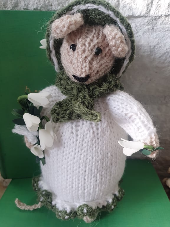 Hand Knitted Mouse - Snowdrop