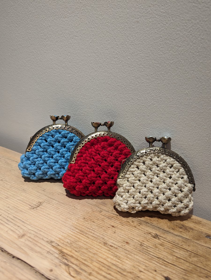 Small macrame coin purse - red