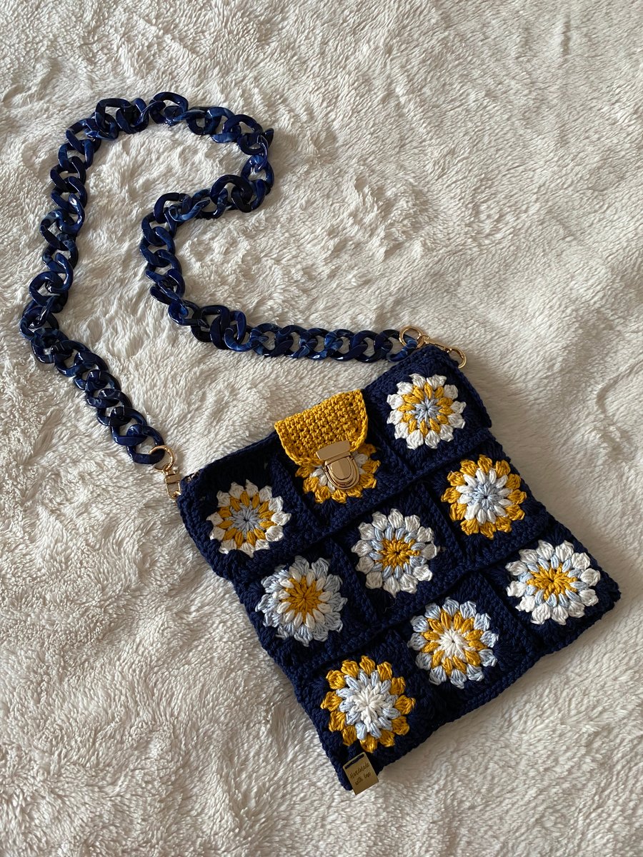 Crossbody flower crochet bag.