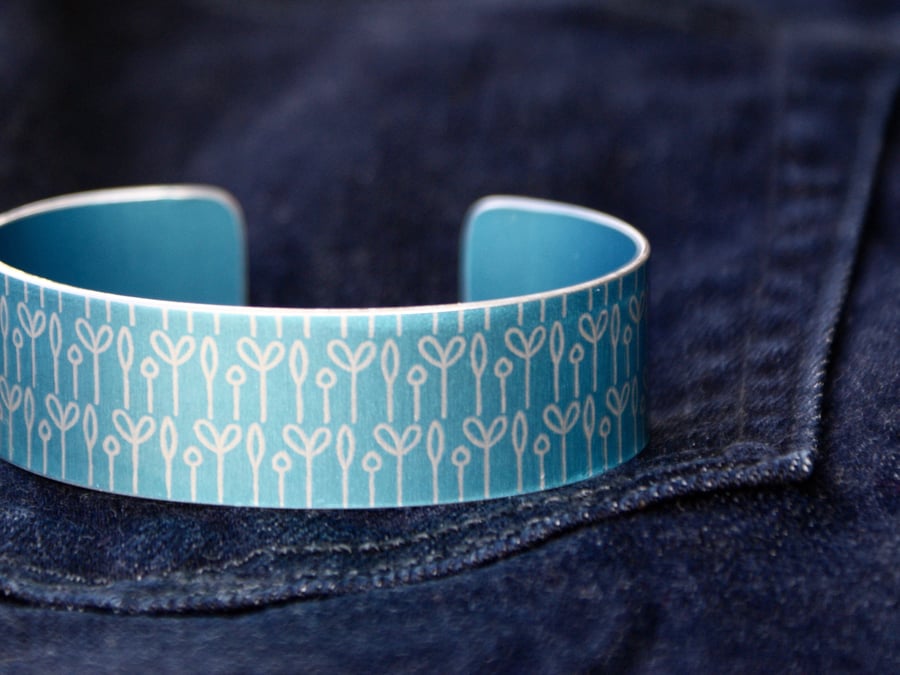 Spring buds pattern cuff bracelet blue