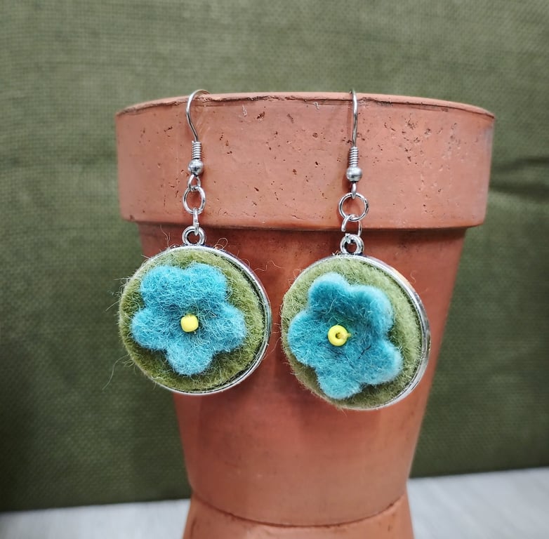 Wool flower earing