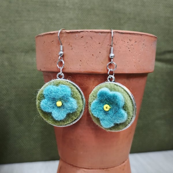 Wool flower earing